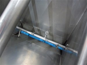 Neerklapbare opvoerband met mobiele zakkenstort